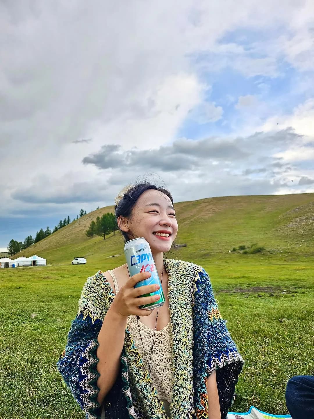 🇲🇳Day2: 쳉헤르 온천

모기장과 침낭과 보낸 하룻밤… 몽골은 가을이 되는 중이라 밤에는 개춥다 ㅎ 그치만 우리 첫 숙소 너무 예쁘고
그치만! 체력을 되찾고 ATV를 타러 갔다! 날씨 좋고~ 하늘 예쁘고~ 넓은 초원 두두두두 달리는 나 멋있고~
푸르공이랑 친해져보기.. 몽골오면 다 이런거 찍잖아요~٩( ᐛ )و 
달리는 길에 운전기사님이 예쁜 스팟에 계속 들러주셨다! 우리 가이드님 운전기사님 진짜 좋았음 ㅠ너무 친절해서 황송했음 ㅠ 내려주신 호수에서 스피커켜고 프리즈비하다 염소떼의 방문을 받음 ㅎ 염소떼도 노래소리를 듣고 놀러왔다고 한다(ᵔᴥᵔ) 반갑다 애두라
날좋을 때 말도 탔다! 조금만 빨라져도 쫄아보는 서른살 이모. 열여섯살 마부 친구의 플러팅에 이모 아직 안죽었니~?~?
남는 시간엔 다같이 숙소를 빠져나와 말똥 사이에서 피크닉을 즐겨보았따! 눈이 편안한 모닝글로리 공책같은 이곳 맥주 한캔에 돗자리 하나면 청춘력 과다. 게다가 이틀째 무지개를 계속 봐버렸다! 하늘이 맑아서 그런가 무지개도 너무 예쁘다 흑흑
밤엔 지옥불 온천에서 피로도 풀고 이불싸들고 별보러 나가서 감성에 젖어 눈물도 짓고｡ﾟ(ﾟ´Д｀ﾟ)ﾟ｡ 보드카 세병 마시고｡ﾟ(ﾟ´Д｀ﾟ)ﾟ｡

#몽골여행 #몽골 #몽골투어 #몽골여행🇲🇳 #쳉헤르온천 #여행에미치다_몽골