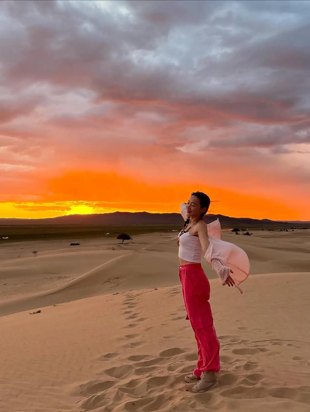 🇲🇳Day1: 미니사막

다시는 체력으로 돈을 사지 않기로 했지만… 
약간 아득하게 기억나는 첫째날(ᵔᴥᵔ) ;;ㅎㅎ

도착하자마자 짱 예쁜 푸르공 타고 덜커덩커덩 엉덩이 맛사지하며 가던 길에 다행히 쉬라고 내려준 언덕! 에서 소몰이 체험 yes
미니사막 드뎌 도착해서 낙타와의 산책 (승욱이의 낙타 사춘기 yes) 승욱이 혼자 마유주도 다마심^^ㅎ 마유주 집 아가들과 나잡아봐라 💪🏻 이모는 잘 못뛰어…
다함께 추위를 물리치는 모래썰매에 엉덩이 한번더 쾅쾅대주고🫨
모래언덕 꼭대기에서 일몰보며 청춘 낭만 충전🥹 한결이랑 꼭껴안고٩( ᐛ )و 내손위에 태양 올리기! 하늘도 불타고 내 바지도 불타고~ 무지개도 떠줬다! 땡큐
좋은 사람들과~~~@@$<< 좋은 시간~~$\>!!

#몽골여행 #몽골 #몽골투어 #몽골여행🇲🇳 #미니사막 #엘승타사르해  #여행에미치다_몽골